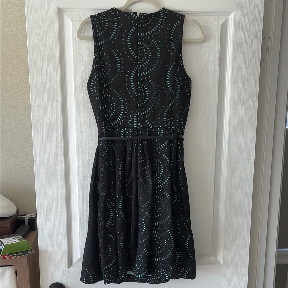Elegant Black and Green Patterned Dress - Picture 3 of 3